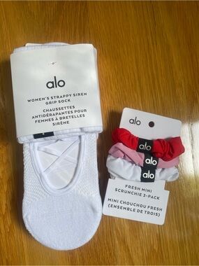 NWT New with Tags Authentic ALO Yoga Strappy Siren Grip Socks & Mini Scrunchies